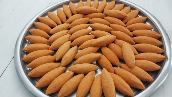 Ev yapımı içli köfte, bol kıymalı iç harcıyla sunum